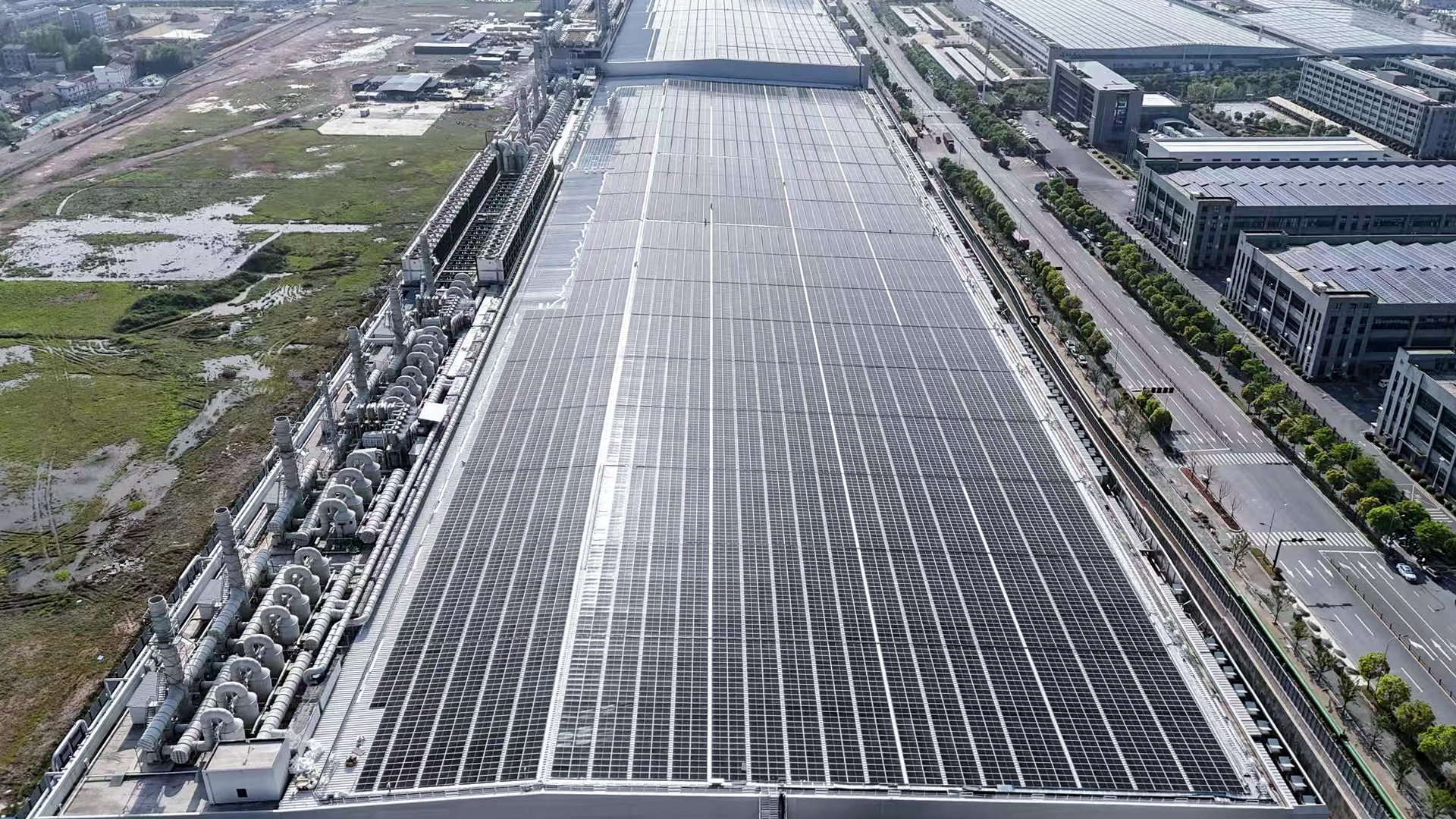 賦能綠色能源產(chǎn)業(yè)升級(jí) 美的光伏 & 中廣核 & 愛(ài)旭 18MW 屋頂光伏發(fā)電項(xiàng)目順利并網(wǎng)